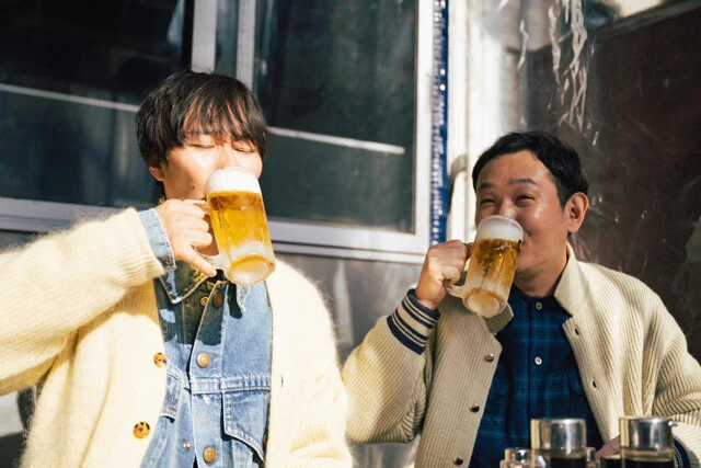 ビールを飲むマシンガンズ、うまそうだ(撮影/加賀翔)