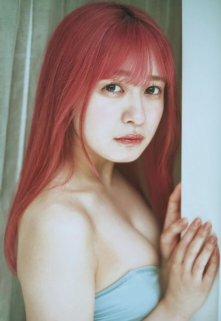 『週刊プレイボーイ』に水着グラビアで登場した早川渚紗