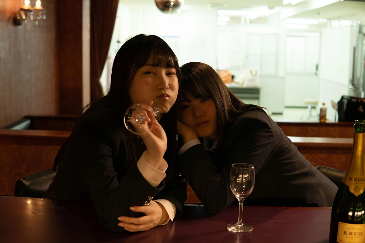 久々の制服姿に身を包んだ二ノ宮ゆいさんと松永あかねさん