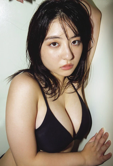 『週刊プレイボーイ』に水着グラビアで登場した麻倉瑞季