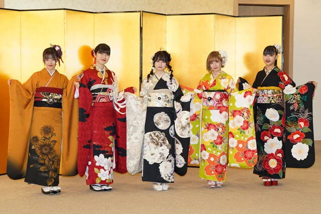 晴れ着を見せるメンバーたち