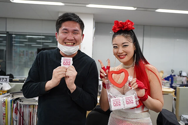 編集部員にもサガミオリジナルをPR! デジタル担当の山田氏は風吹さんとの対面で茹でだこのように真っ赤に!