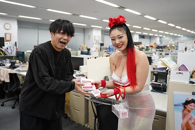 最近どこか元気がない担当編集・Kにもプレゼント! これで昼も夜も元気が出るはず...?