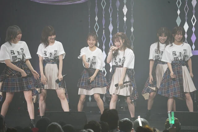 コンサート終盤、涙をこらえきれない武藤小麟(右から3人目)