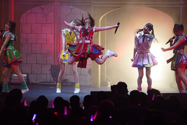 エビ反りジャンプを決める矢吹