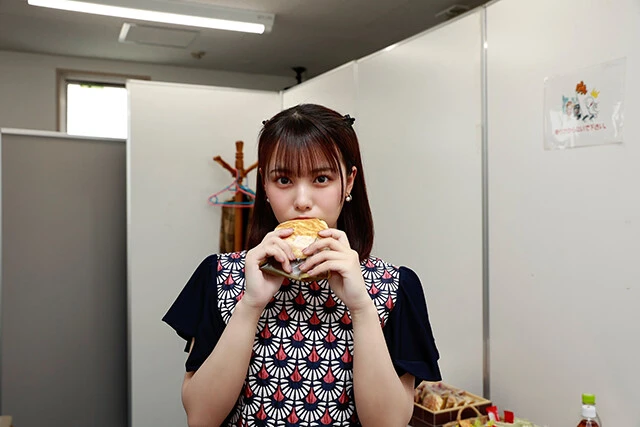 控え室では無邪気にどら焼きをパクリ! こんな姿も可愛らしい!