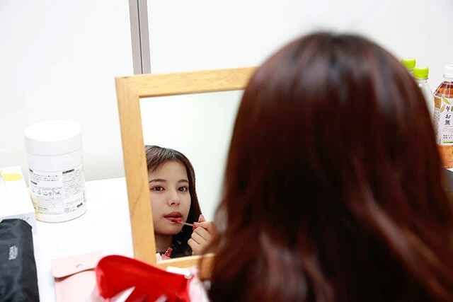 「メイクに夢中になりすぎて時間を忘れちゃうことも」と語るほどコスメオタクな彼女。今回のイベントでは、自らメイクを担当