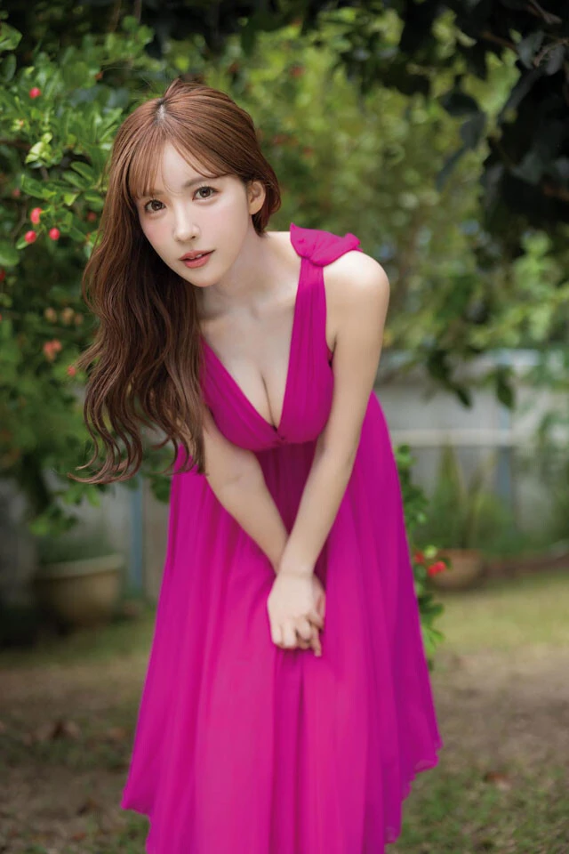 三上悠亜写真集『Last your...』（撮影／上野勇　発売／双葉社）より