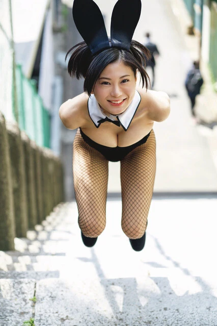 『週刊プレイボーイ』に水着グラビアで登場したRaMu