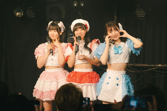 「ドラマチックレコード」の定期公演でグランプリ獲得を報告した高梨有咲