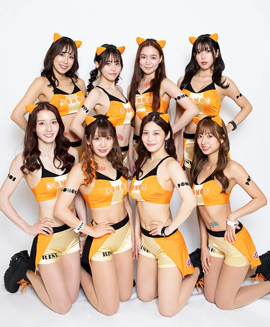 「R-1SE Force 2023」のメンバー8名。上段左から霧島聖子、ぽぽちゃん、セラ、七瀬なな。下段左から宮原華音、桜りん、高橋凛、大貫彩香