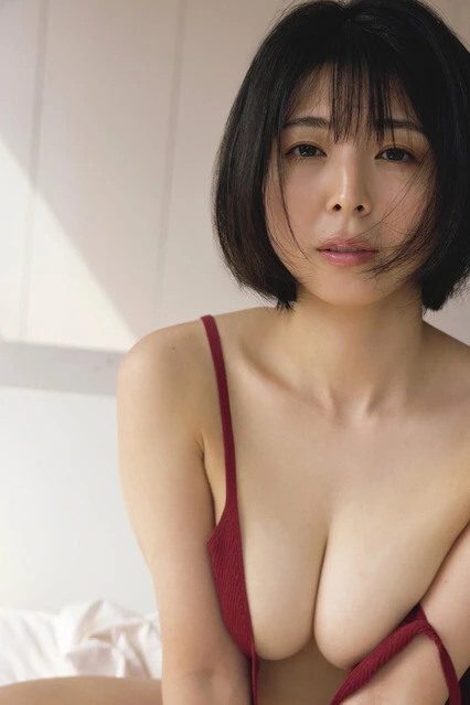 『週刊プレイボーイ』に水着グラビアで登場した池田桃子