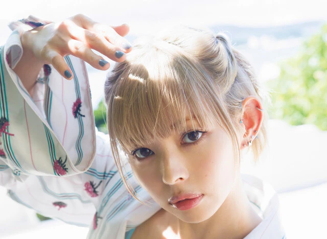 最上もが、6年ぶりのグラビア撮影、7年ぶりの週プレインタビュー。