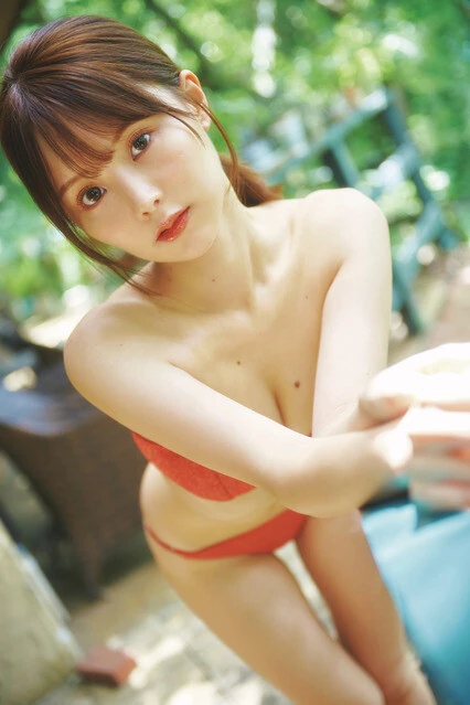 『週刊プレイボーイ』に水着グラビアで登場した吉田恵美