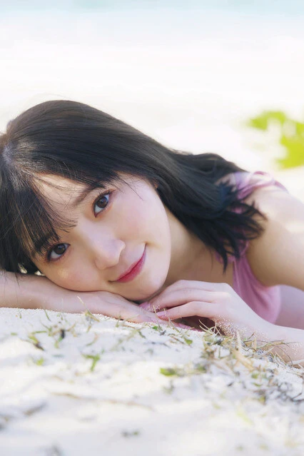 『週刊プレイボーイ』に水着グラビアで登場した豊田萌絵