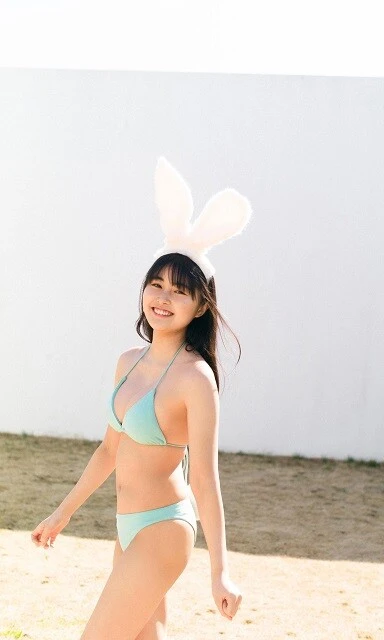 頓知気さきなデジタル写真集『コンプライアンス』（撮影／細居幸次郎）より