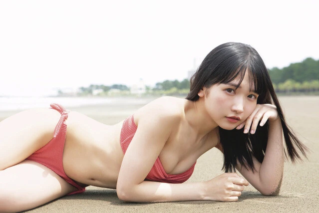 『週刊プレイボーイ』に水着グラビアで登場した高雄さやか