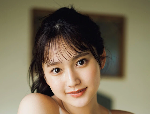 AKB48の"愛され妹メンバー"・鈴木くるみが初水着を披露！「いろんなメンバーから『水着やってね』と言われてました」