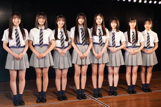 お披露目で初々しい表情を見せる18期生