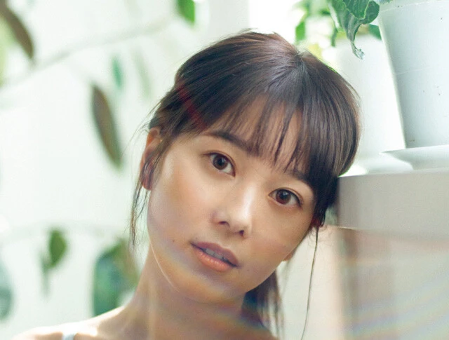 人気声優の小坂井祐莉絵が初水着を披露！「水着の撮影は初めてで赤面してしまいました」