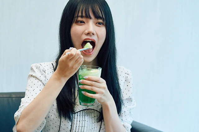 大好きな飲み物「クリームソーダ」が取材中に登場しテンションの上がる宮下さん。アイスを食べる姿も可愛らしい！