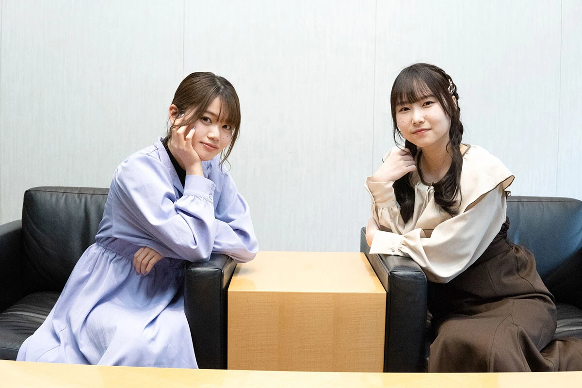 正反対なキャラクターだという声優の二ノ宮ゆいさん（左）と松永あかねさん