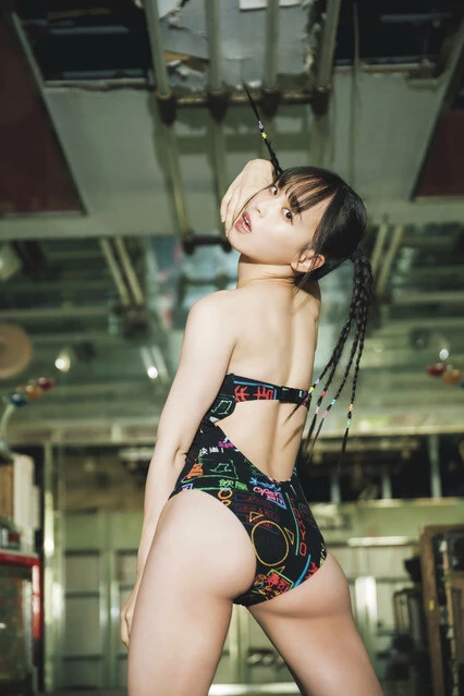 『週刊プレイボーイ』に水着グラビアで登場した鈴木Mob.