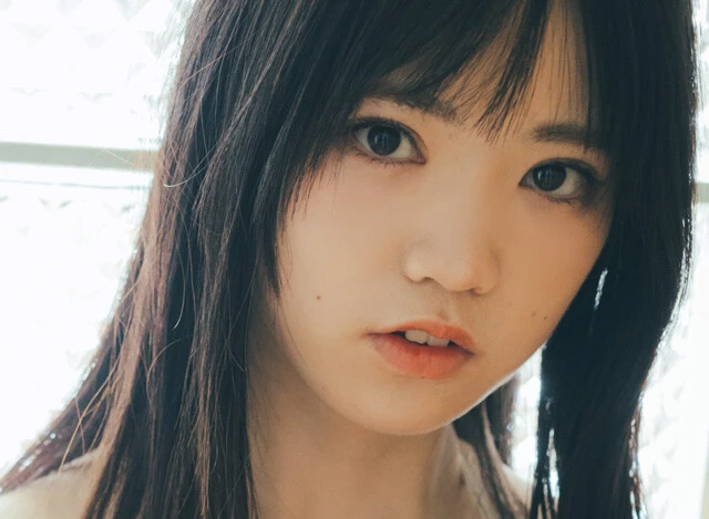 マイブームは昆虫食（!?）の現役女子高生・楠こはなが初めての水着グラビアに挑戦！