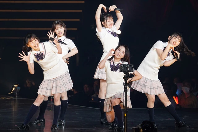 坂口渚沙らが『初恋ダッシュ』を披露