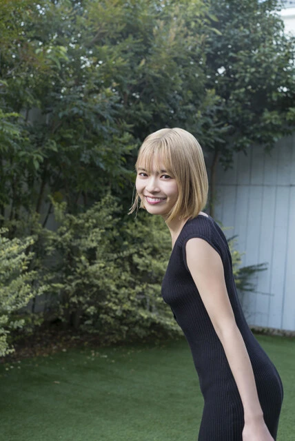 『週刊プレイボーイ』に水着グラビアで登場した新條由芽