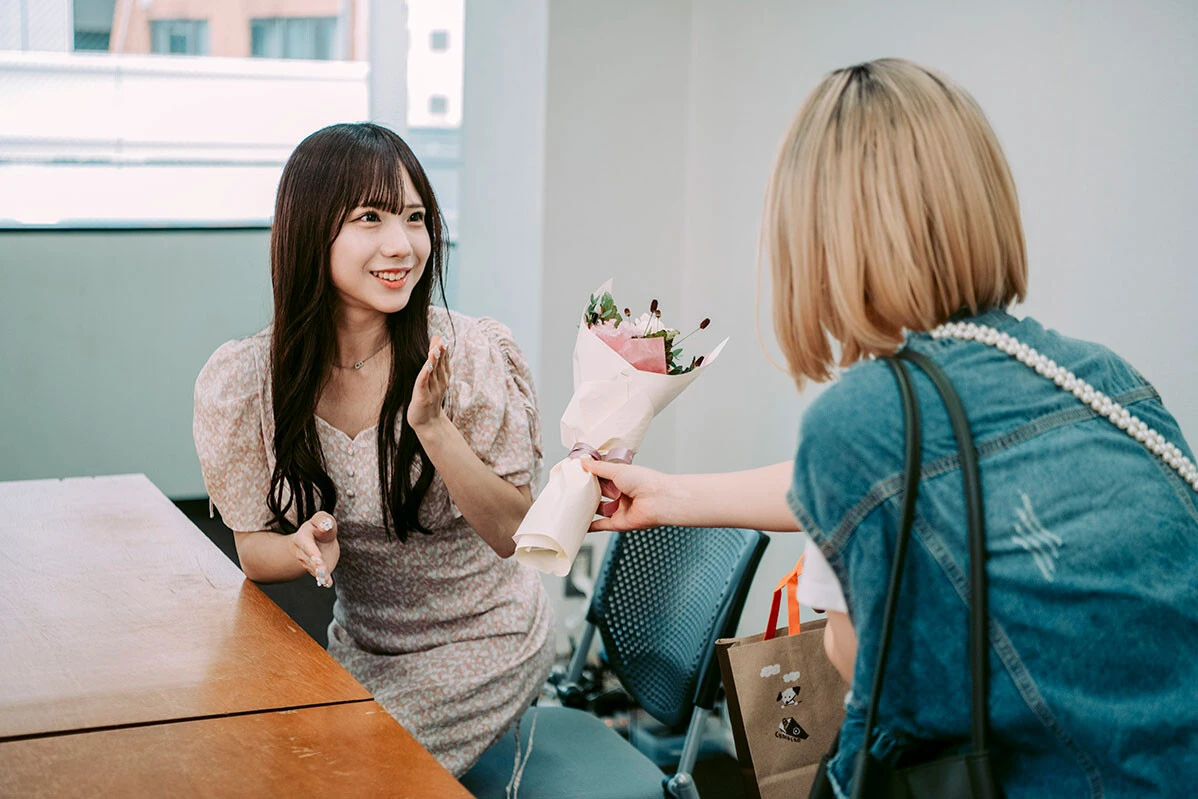 インタビューの途中で登場する週プレスタッフと、驚く西野