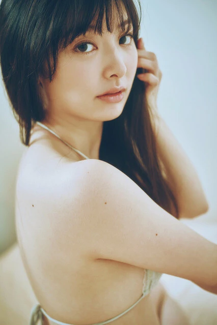 『週刊プレイボーイ』に水着グラビアで登場した武藤十夢