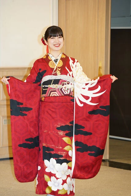 吉田の着物のポイントは周りから勧められた真っ赤な色