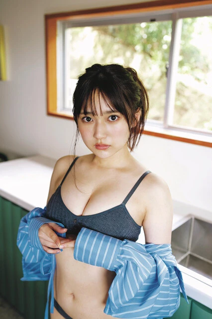 『週刊プレイボーイ』に水着グラビアで登場した鈴木くるみ