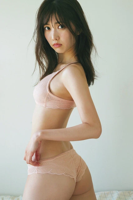 『週刊プレイボーイ』に水着グラビアで登場した大槻アイリ