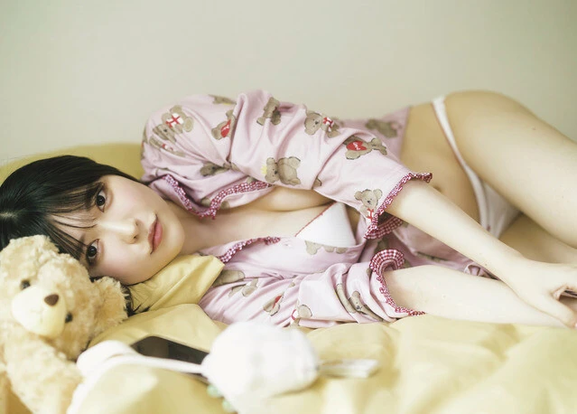 『週刊プレイボーイ』に水着グラビアで登場した小此木流花