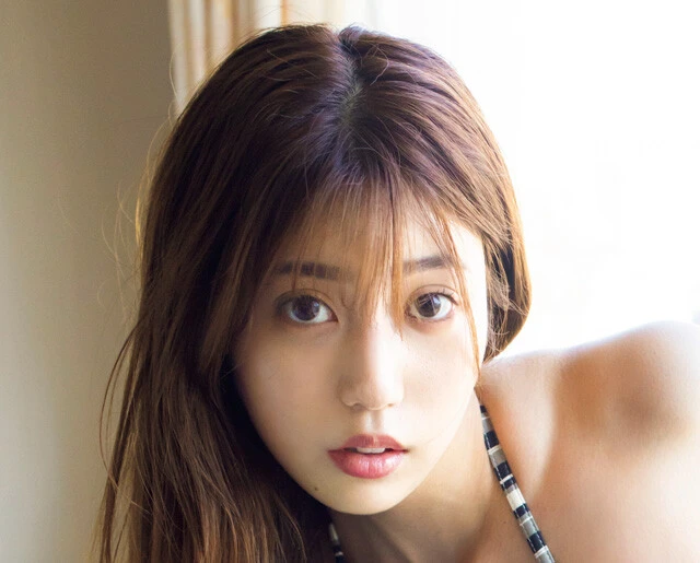 "リアル峰不二子"と噂の阿部なつき、待望の週刊誌初グラビアを週プレで披露！「AIみたいって言われるんです」