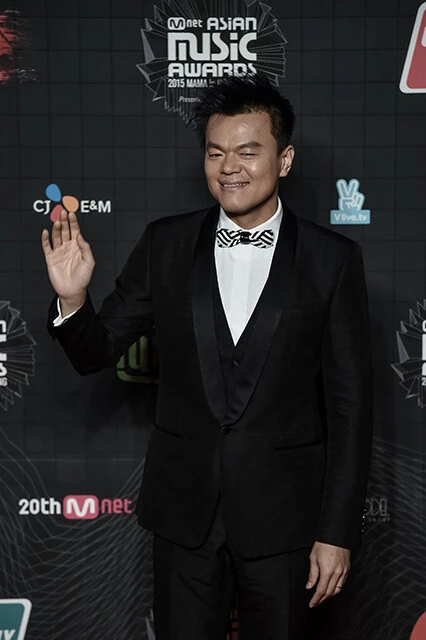 韓国のシンガー・ソングライターであり、JYPエンターテインメント設立者で同事務所のプロデューサーも務めるJ.Y.Park。1971年生まれ。オーディション番組『Nizi Project』で話題に