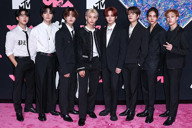 StrayKids（2018年デビュー）　2018年にデビューした8人組で、スキルフルなラップとダンスミュージックをベースとした自作曲が特長。楽曲制作を主に手がけているのは3RACHAと呼ばれるバンチャン（右端）、ハン（左から3人目）、チャンビン（左端）の3人