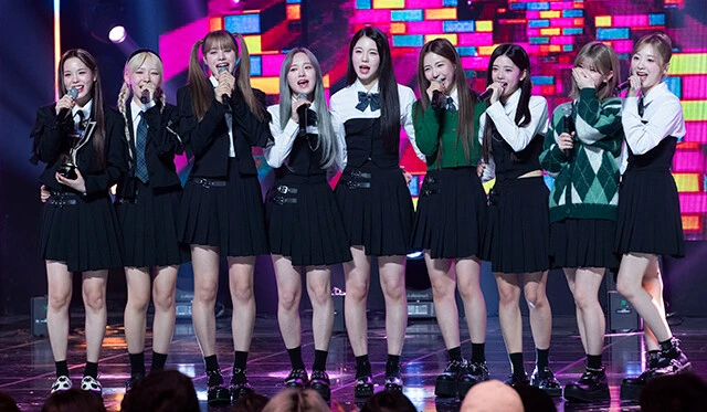 NiziU（2020年デビュー）　オーディション番組『Nizi Project』から誕生し、2020年に『Step and a step』でデビューした9人組アイドルグループ。2023年10月に『HEARTRIS』で韓国でのデビューを果たす。11月8日には韓国のテレビ局MBCの音楽番組『SHOW CHAMPION』に出演し1位を獲得した（写真は1位獲得後のアンコールステージのもの）