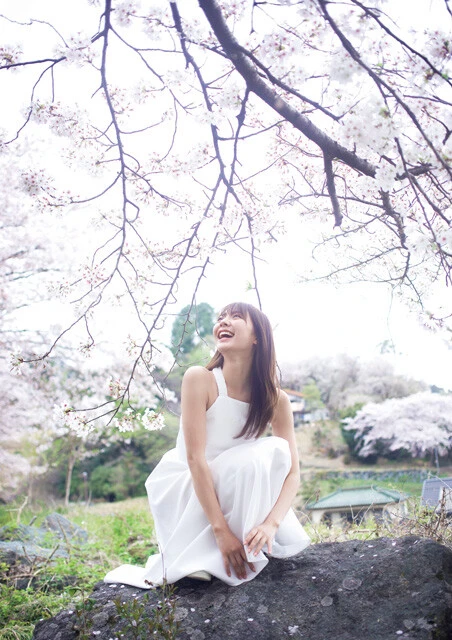 映える「花グラビア」には女の子のいろんな気持ちが詰まっている!?【グラビア美女画報】