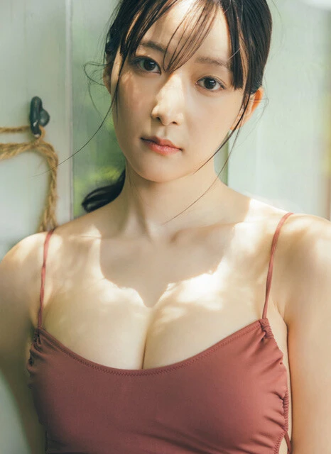 『週刊プレイボーイ』のグラビアに登場した山崎あみ