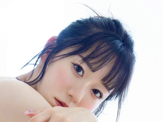 真中まなが待望の初水着グラビアに挑戦！「誰かのクローゼットになるなら瑠夏がいいです」