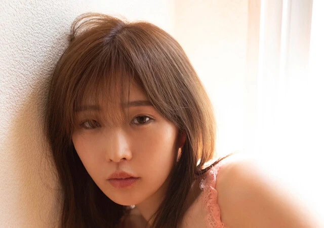 セクシー画像を発信する"一般OL"・花雨がセクシーグラビアに登場「『彼女に似てる』とよく言われます。でもそれを私に言う意味が不明だけど(笑)」