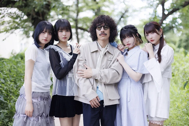 （左から）第104夫人・清真尋（林田真尋）、第101夫人・清さきな（頓知気さきな）、清竜人、第103夫人・清凪（根本凪）、第105夫人・清ゆな（チバゆな）