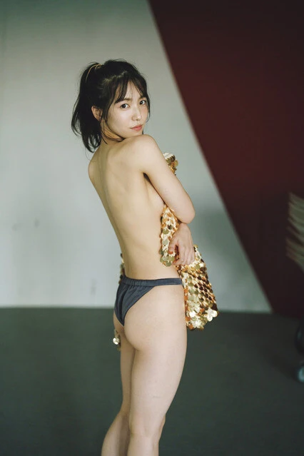 『週刊プレイボーイ』に水着グラビアで登場した下尾みう