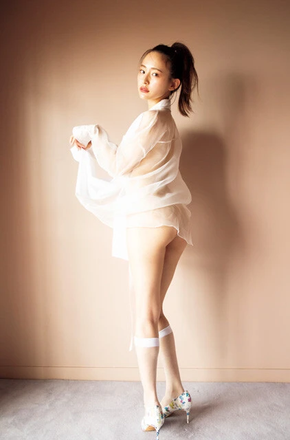 『週刊プレイボーイ』のグラビアに登場した高崎かなみ