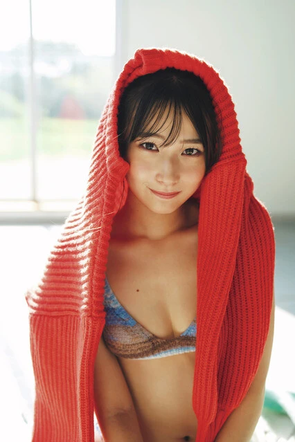 『週刊プレイボーイ』に水着グラビアで登場した柚来しいな