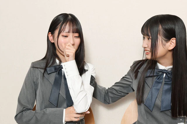 取材中、泣き始めるコトリ（左）とそれを慰めるイチゴ（右）