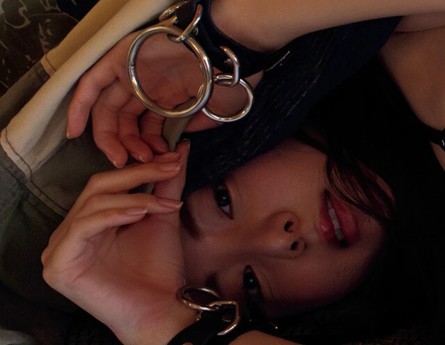 「ミスFLASH2023」の橘 舞が"猫グラビア"に挑戦！「宝塚の男役に憧れて身長を5cm伸ばしました」